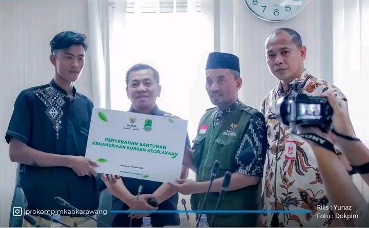 Bupati Karawang Beri Santunan kepada Korban Kecelakaan Warga Rengasdengklok