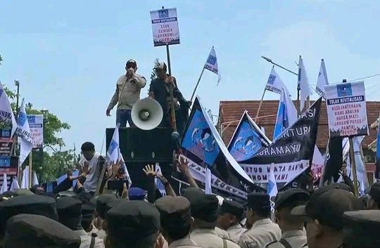 Ribuan Petani Tambak Demo di Pendopo Indramayu, Tolak Proyek PSN